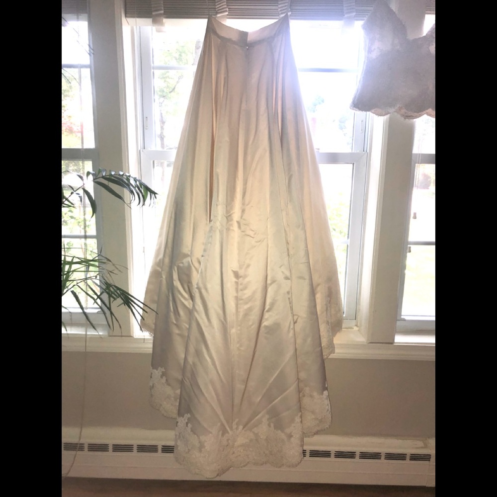 Monique Lhuillier 2 piece wedding gown. Ivory silk. French silk lace.